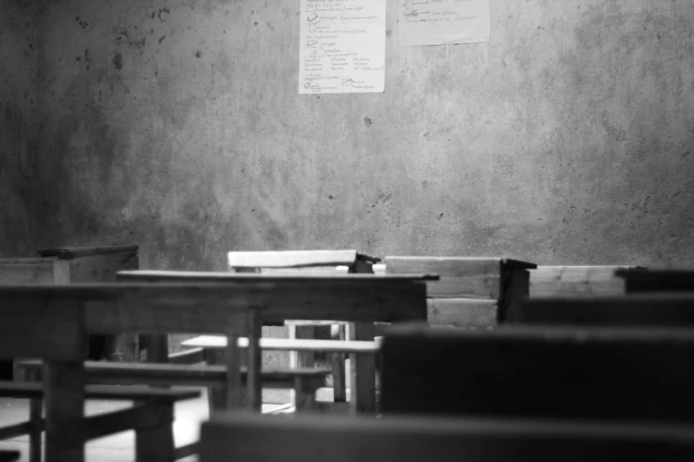 Aula scolastica con banchi in legno e lavagna