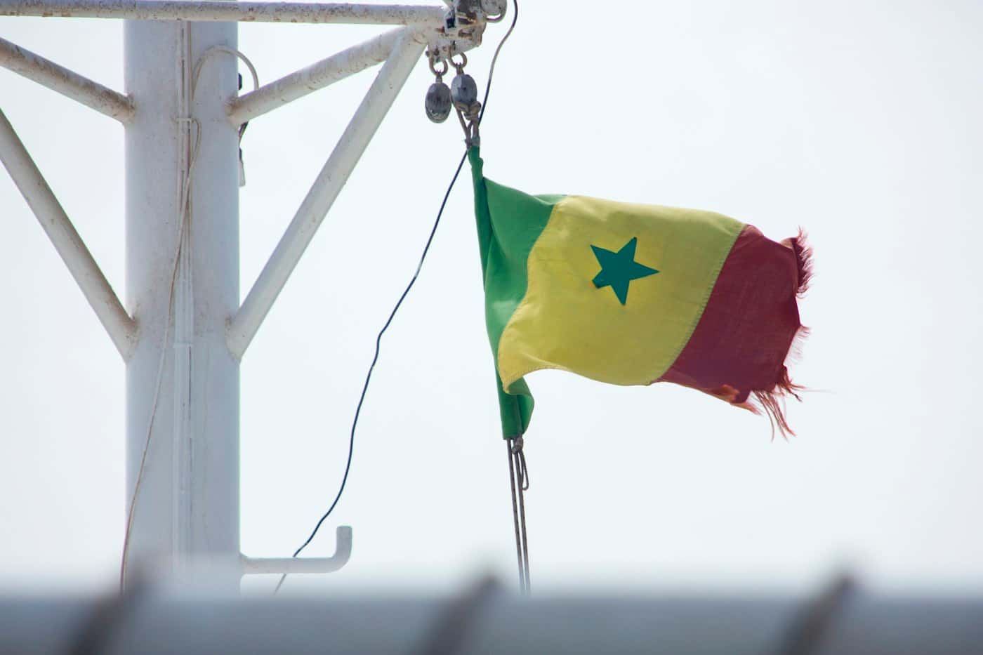 Bandiera del Senegal che sventola contro il cielo a Dakar