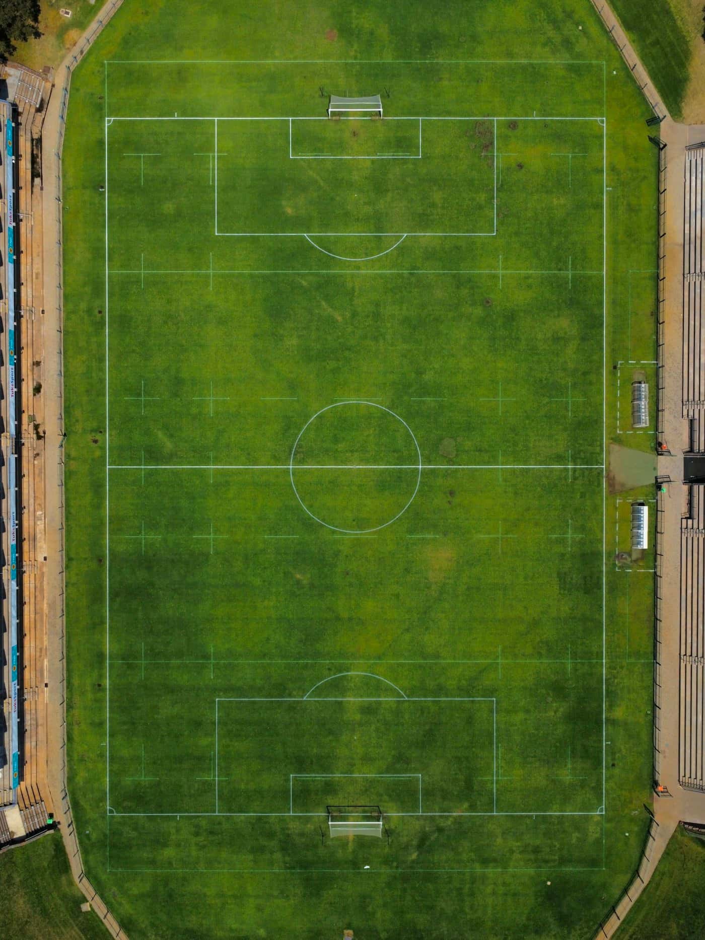Vista aerea di un campo da calcio regolamentare circondato da una pista