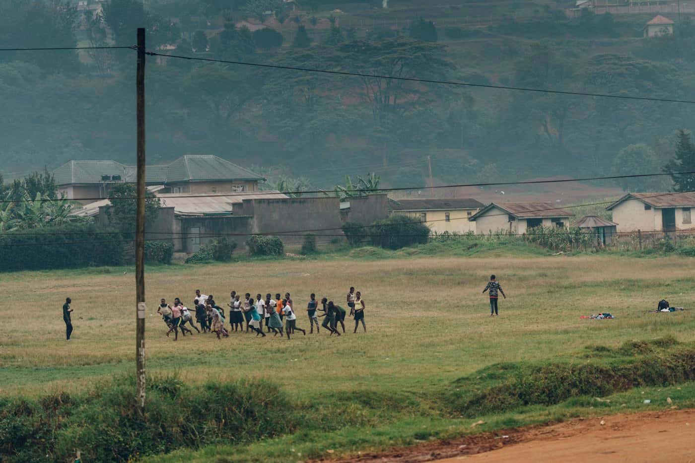 Partita di calcio su un campo in terra battuta in Africa, vista da lontano